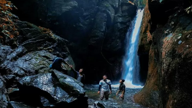 Pesona Curahan Air Pendung di Jantung Sumatera